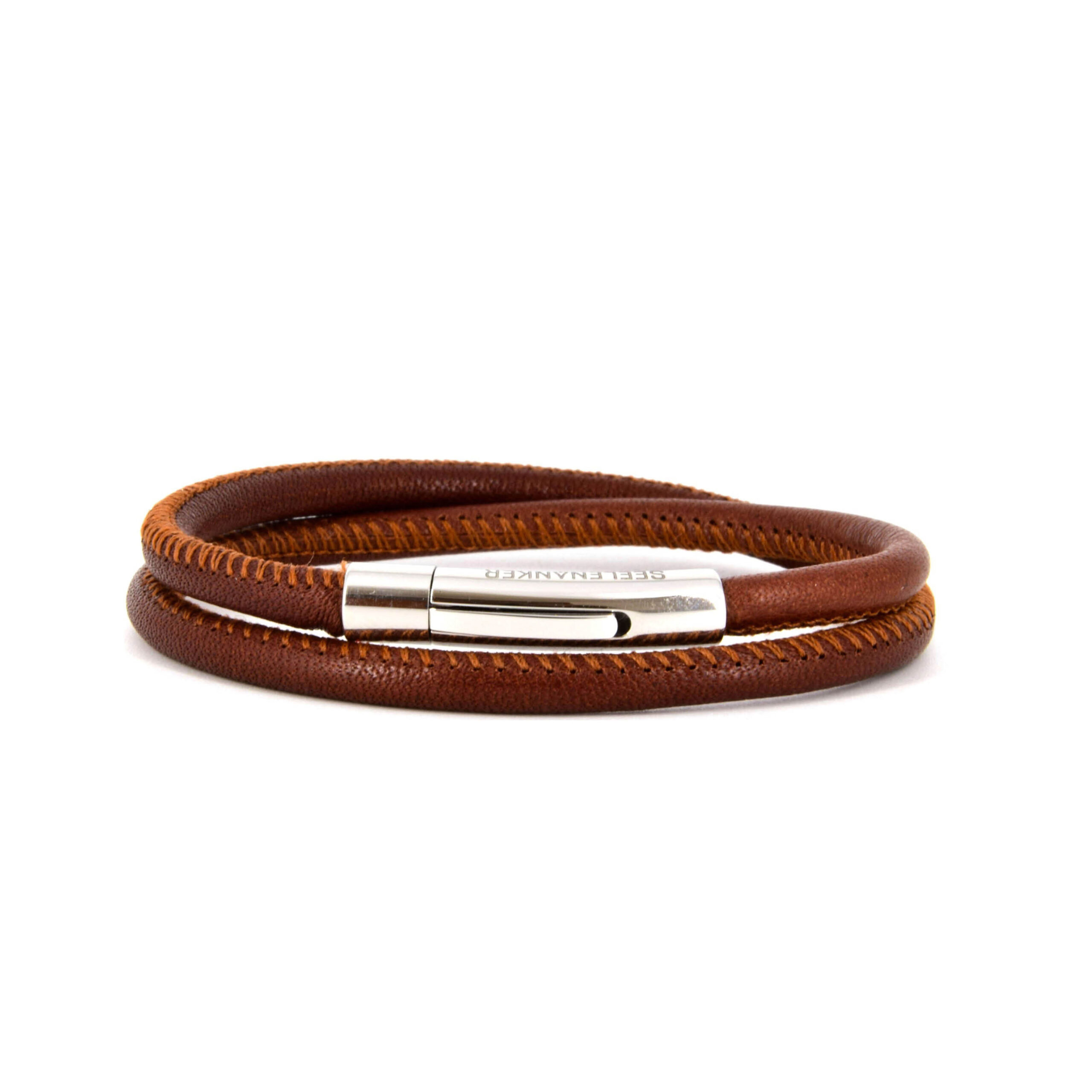 lederarmband-braun-klick-ohne Dunkelbraunes Lederarmband mit Edelstahlverschluss vor weissem Hintergrund