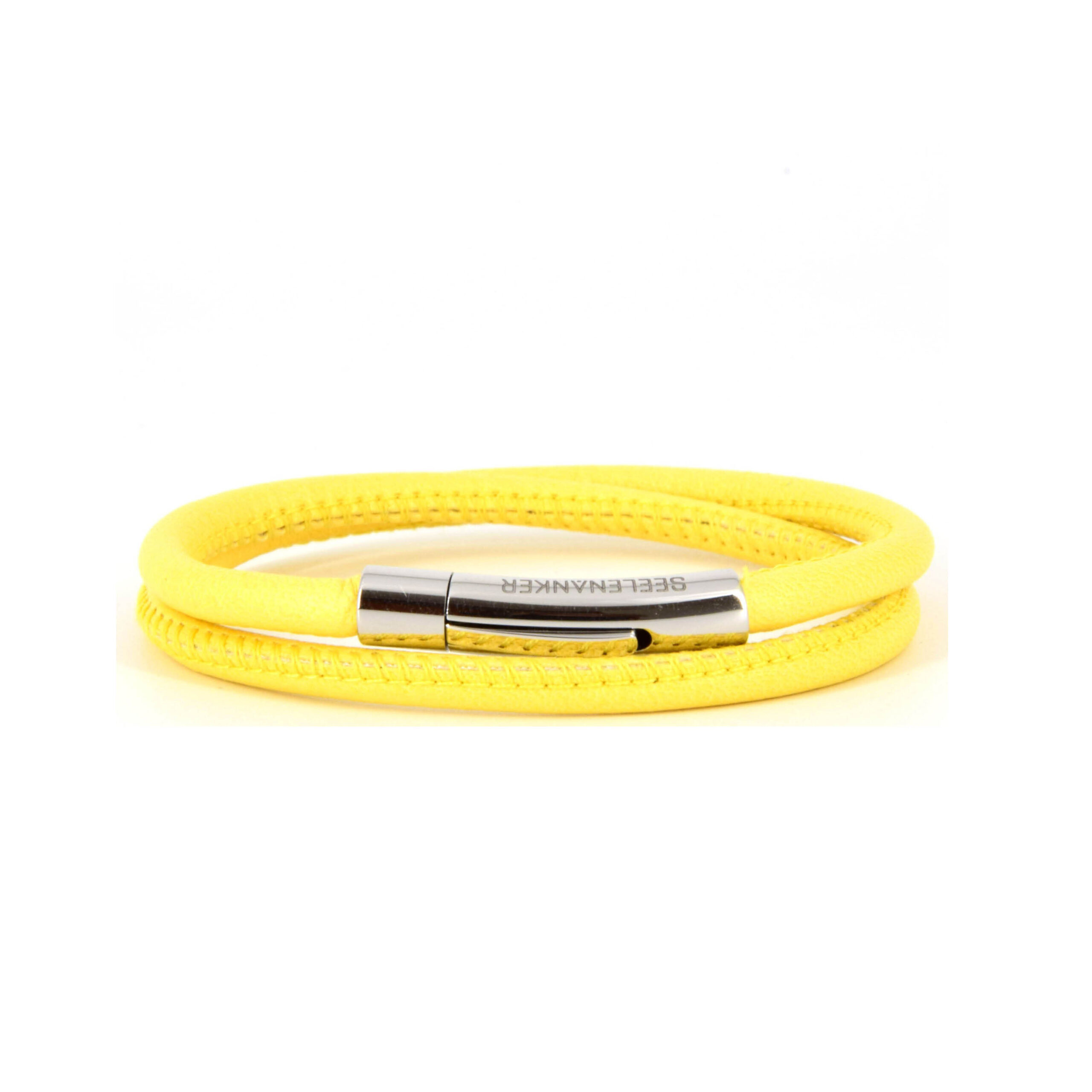 Gelbes Lederarmband mit Edelstahlverschluss vor weissem Hintergrund