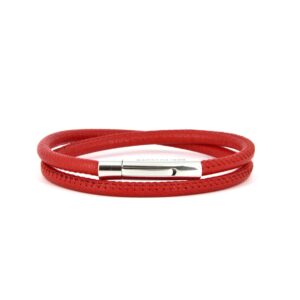Lederarmband rot mit Edelstahlverschluss vor weissem Hintergrund