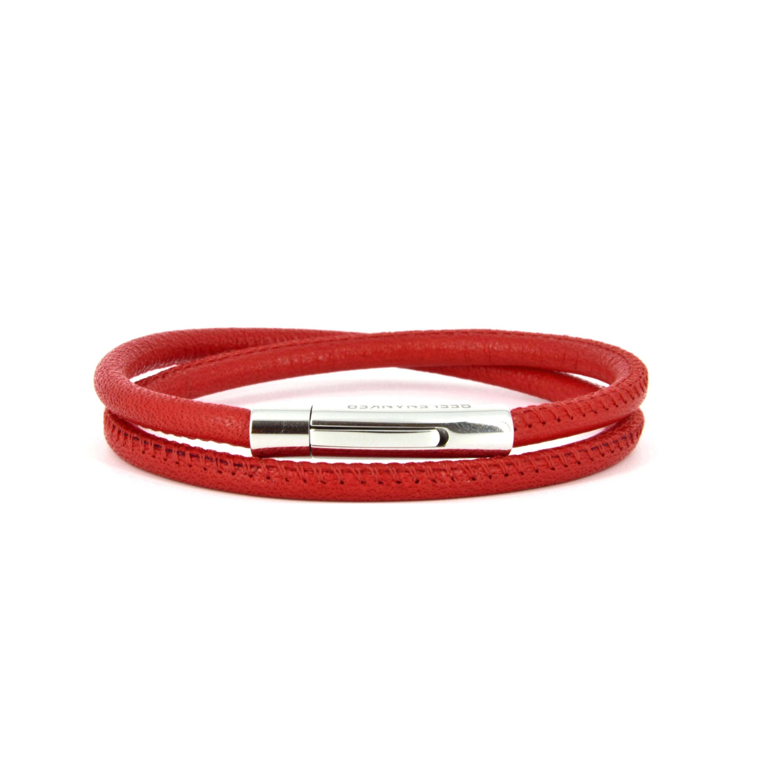 Lederarmband rot mit Edelstahlverschluss vor weissem Hintergrund