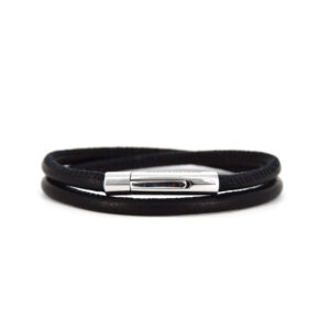 Schwarzes Lederarmband mit Edelstahlverschluss vor weissem Hintergrund