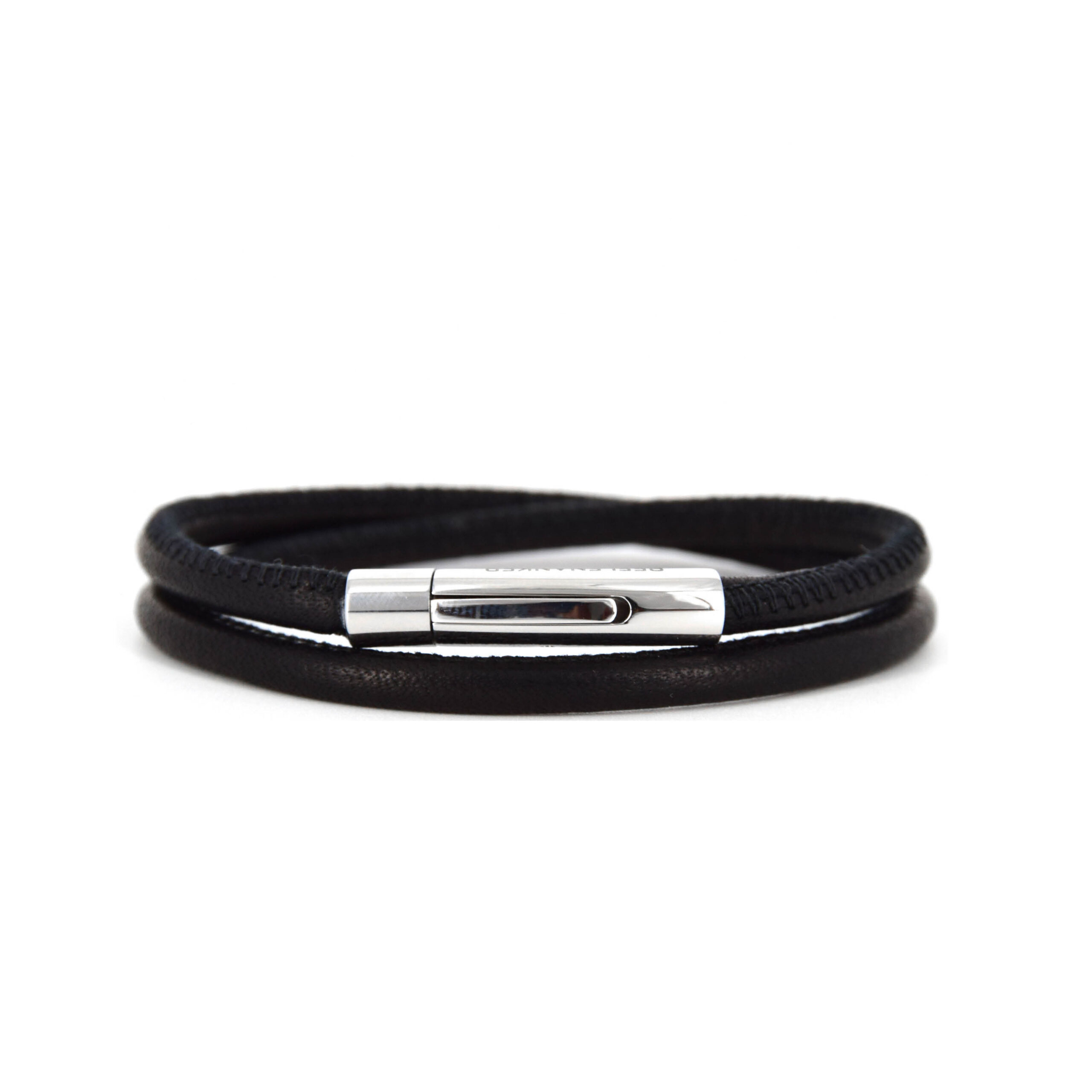 lederarmband-schwarz-klick-ohne Schwarzes Lederarmband mit Edelstahlverschluss vor weissem Hintergrund