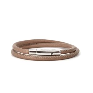 Lederarmband Taupe mit Klickverschluss vor weissem Hintergurnd