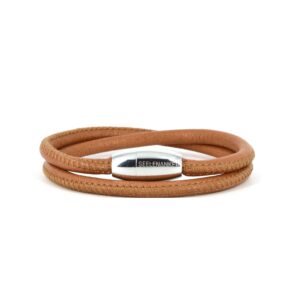 Hellbraunes Armband aus Leder vor weissem Hintergrund