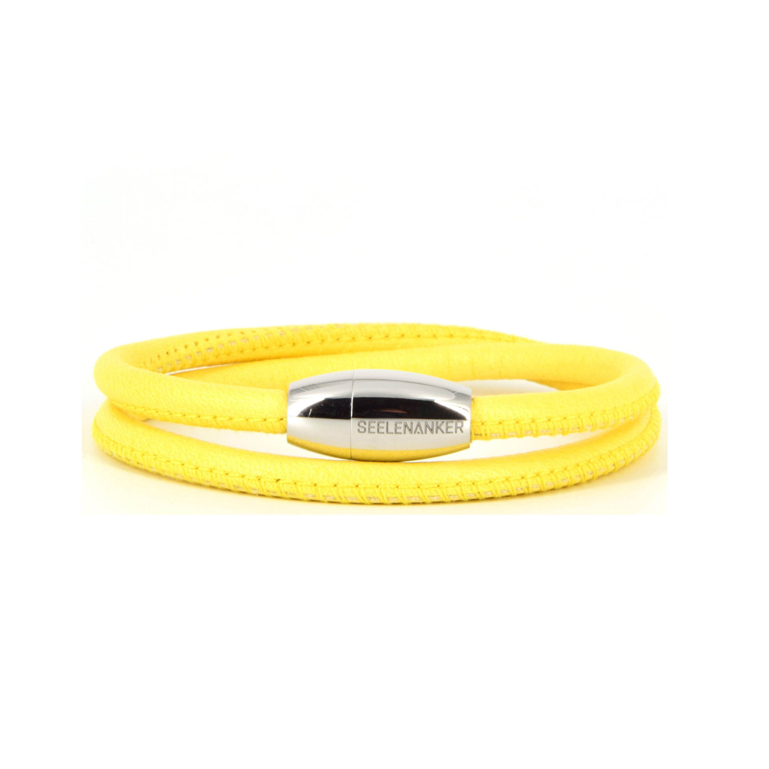 Armband aus Leder gelb mit Magnetverschluss vor weissem Hintergund