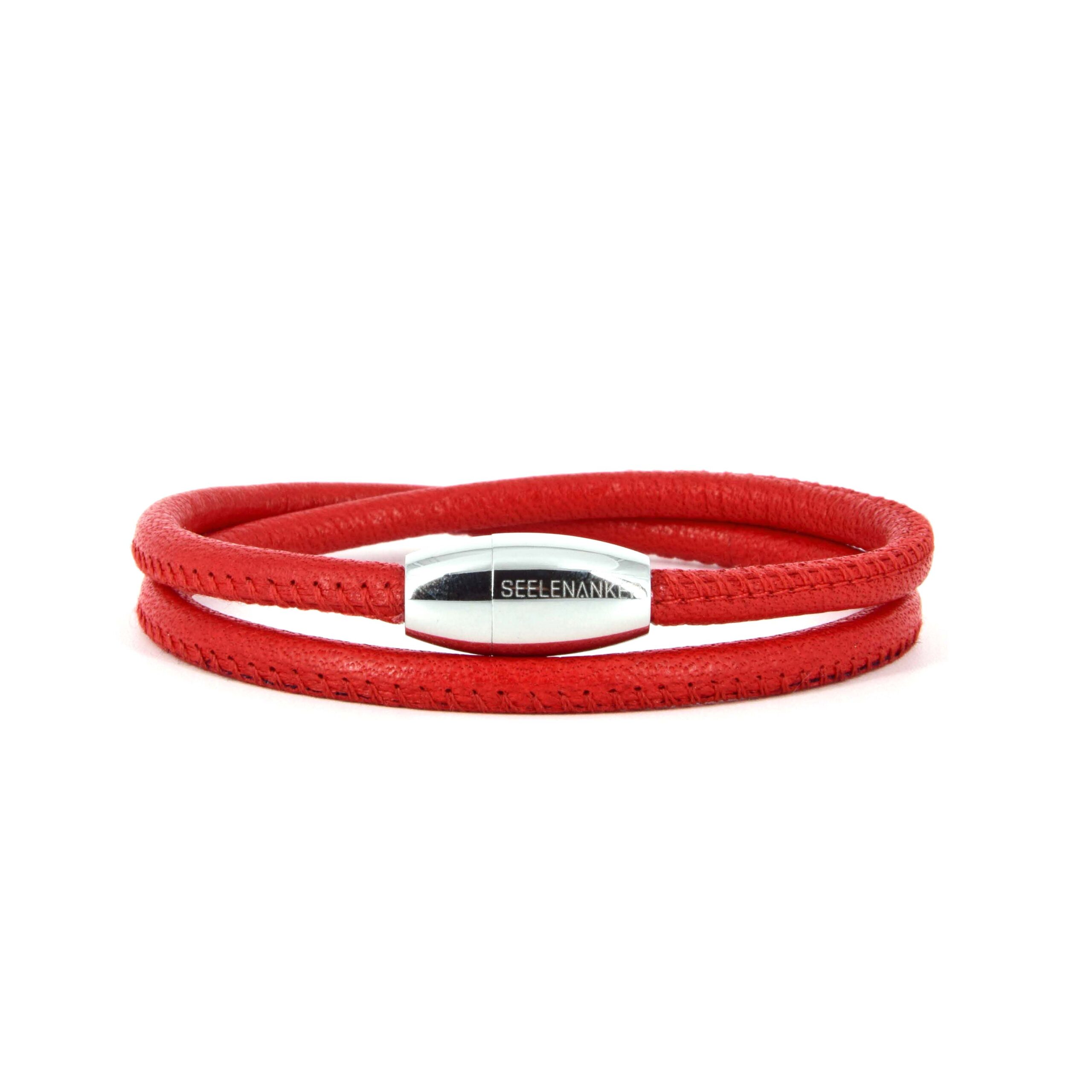 Armband aus Leder rot mit Magnetverschluss und Charmhalter vor weissem Hintergund