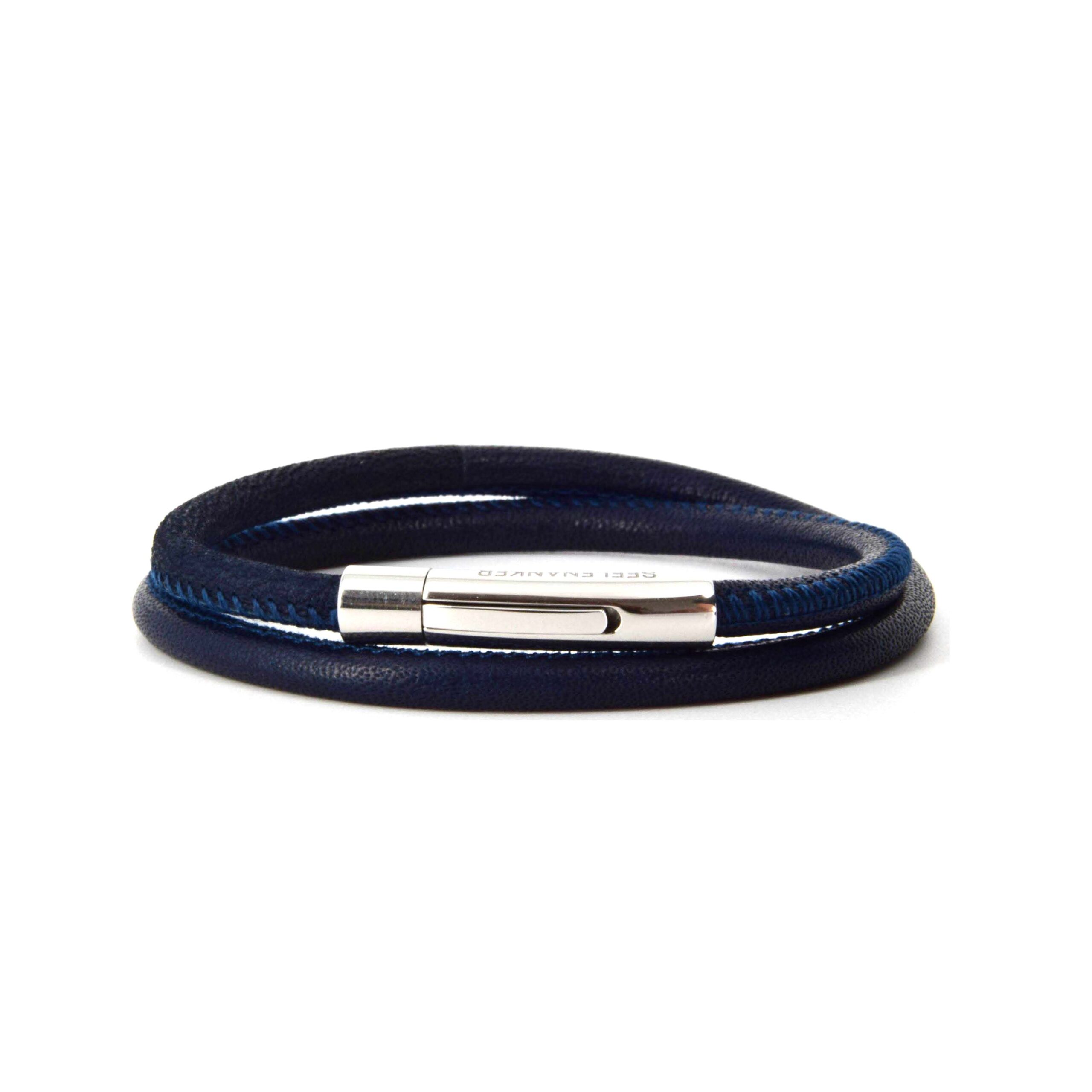 lederarmband-blau-klick-ohne Blaues Lederarmband mit Edelstahlverschluss vor weißem Hintergrund