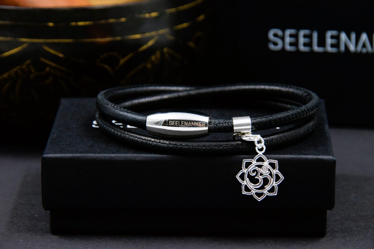 Handgefertigtes schwarzes Lederarmband mit Edelstahlmagnetverschluss mit Gravur Seelenanker. Charm, Silber 925, Motiv OM