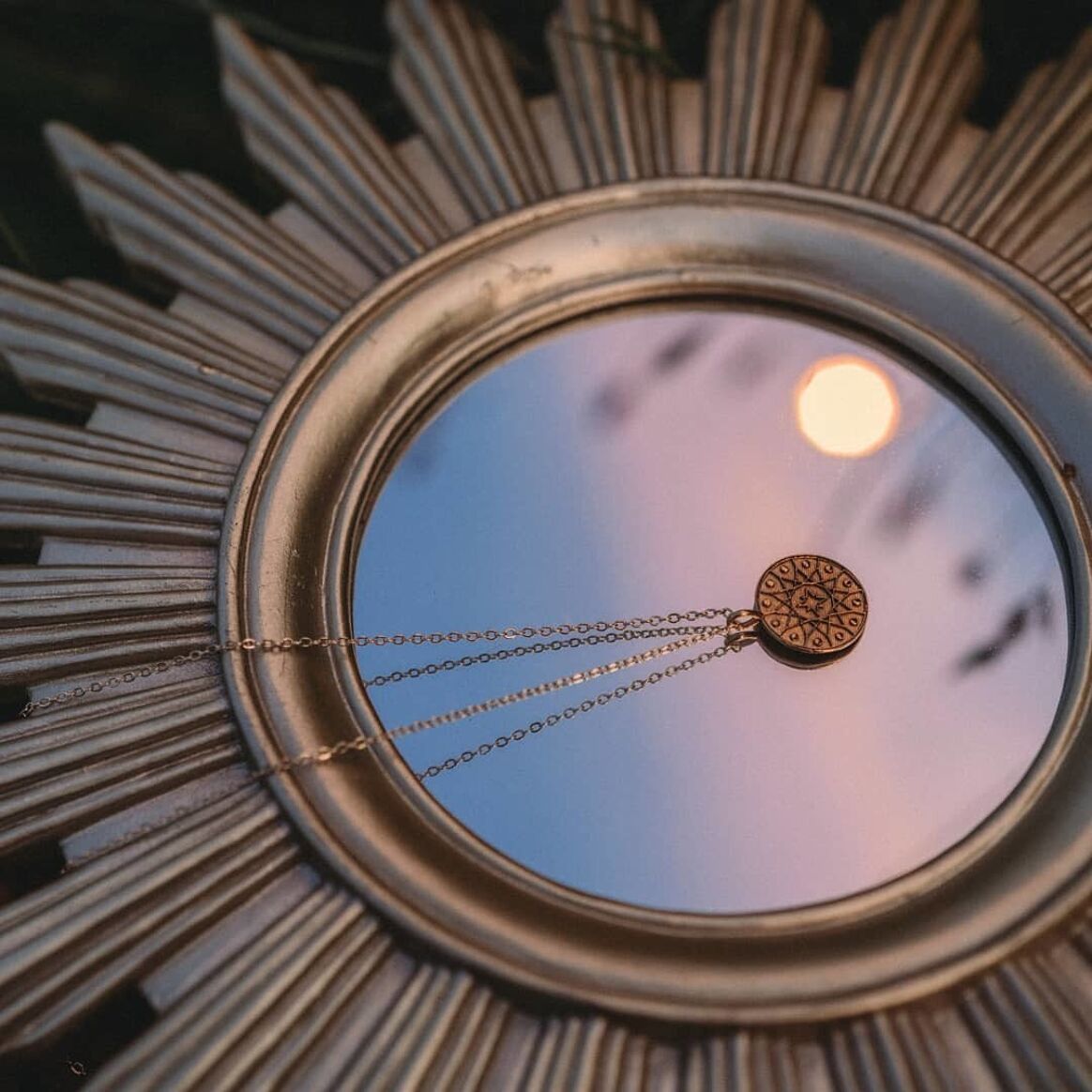 Lila-in-the-sky-Heilungsmedaillon-der-göttlichen-Creatrix-1 Goldenes Medaillon mit Darstellung der Mondphasen