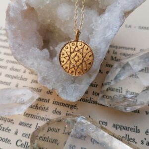 Goldenes Medaillon mit Darstellung der Mondphasen