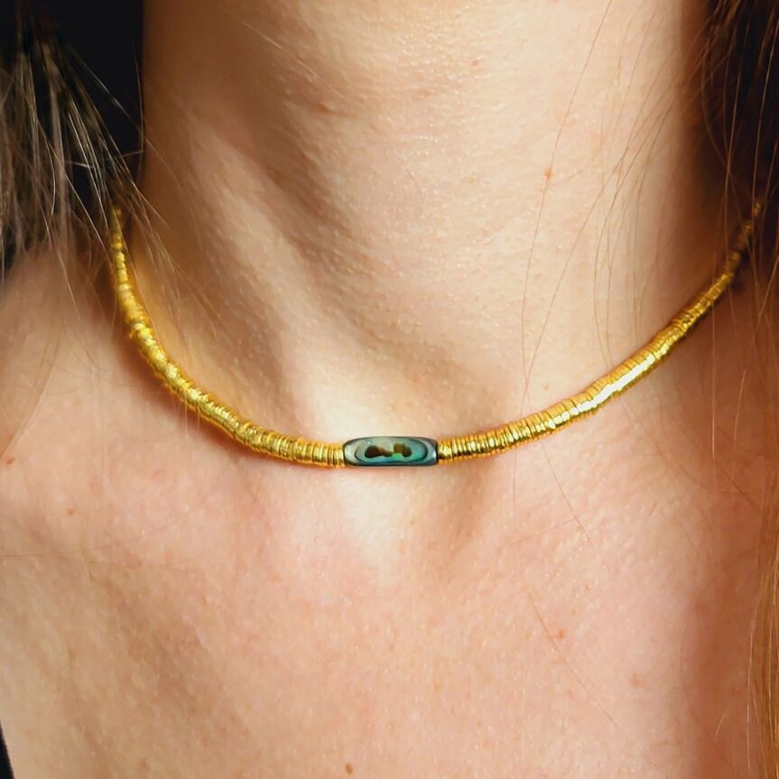 Lila-in-the-sky-Zeremonielle-halskette-aus-abalone-gold-1 Halskette vergoldet mit Abalone Detail