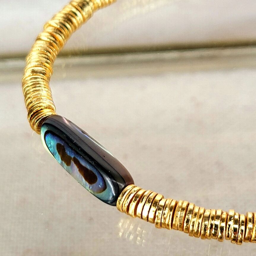 Lila-in-the-sky-Zeremonielle-halskette-aus-abalone-gold-venus Halskette Venus vergoldet mit Abalone Detail