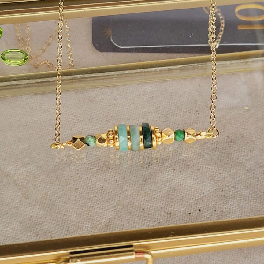 Lila-in-the-sky-grüne-smaragd-halskette-1 Goldene Halskette mit grünen Smaragden.