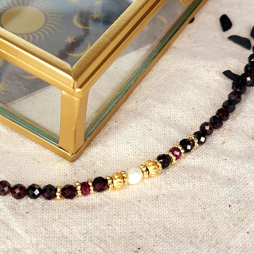 Lila-in-the-sky-halskette-rubin-granat-kundalini-2 Halskette aus Rubin- und Granatsteinen mit einer Perle in der Mitte.
