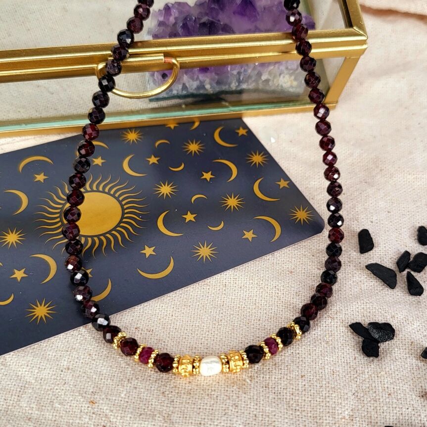 Lila-in-the-sky-halskette-rubin-granat-kundalini-3 Halskette aus Rubin- und Granatsteinen mit einer Perle in der Mitte.