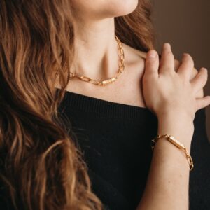 Lila-in-the-sky-Affirmations-armband-2 Junge Frau mit Affirmations Armband vergoldet mit Gravur Love, Peace und Joy