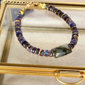 Lila-in-the-sky-armband-aurore-labradorit-1 Armband aus Labradorit Edelsteinen in verschiedenen Farben und Golddetails