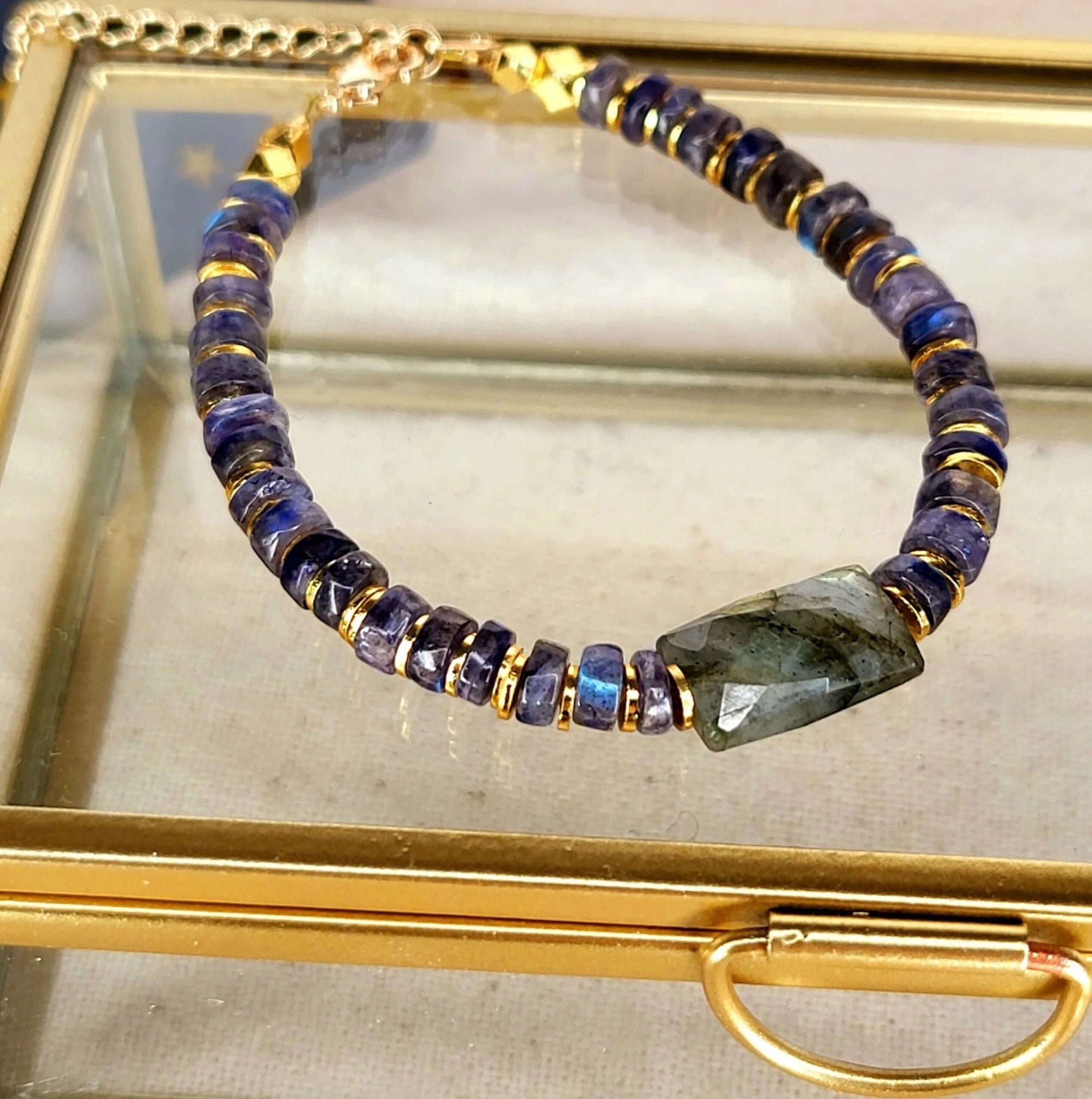 Lila-in-the-sky-armband-aurore-labradorit-1 Armband aus Labradorit Edelsteinen in verschiedenen Farben und Golddetails