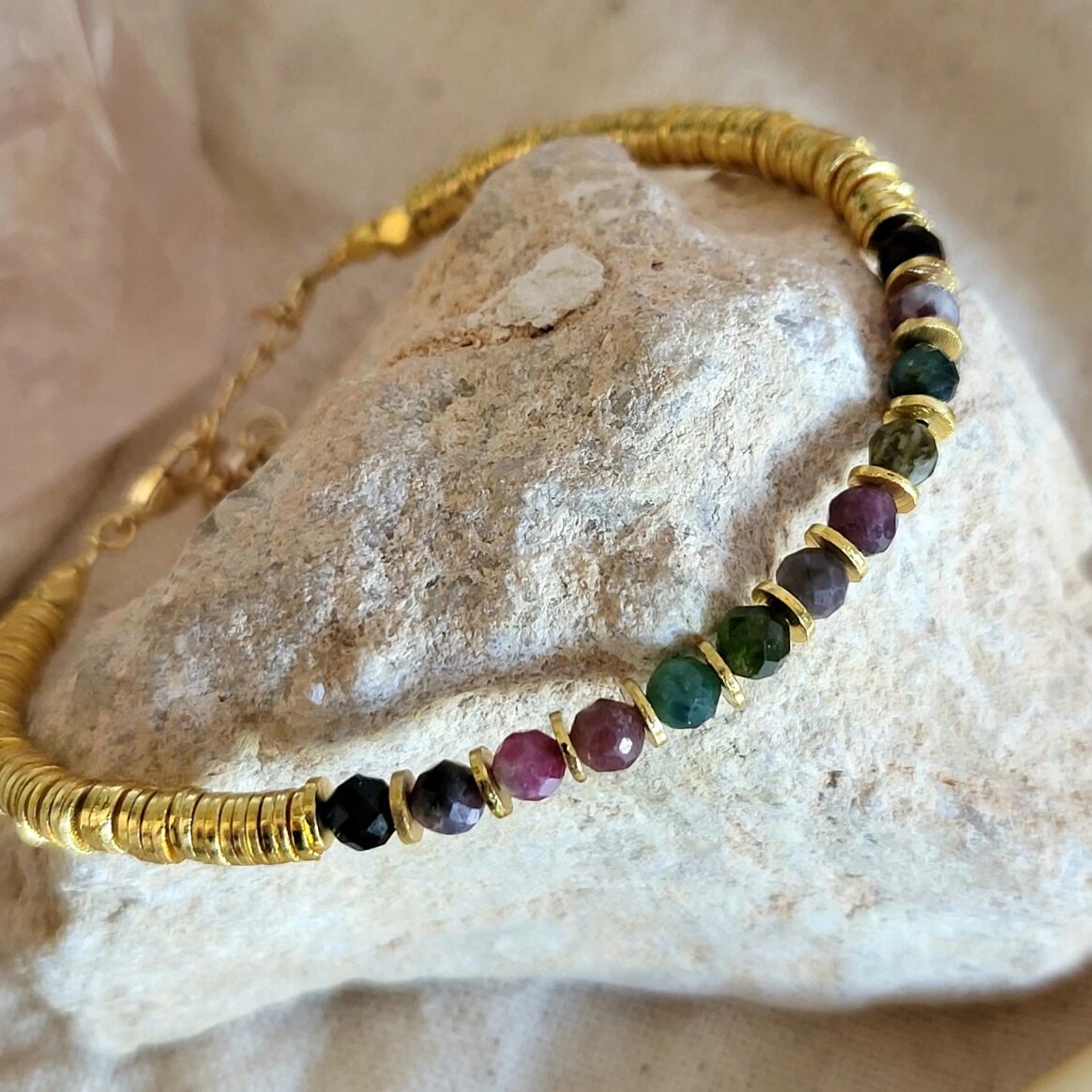 Lila-in-the-sky-armband-turmalin-verbundenheit Armband Verbundenheit mit verschiedenfarbigen Turmalin Edelsteinen und vergoldeten Elementen