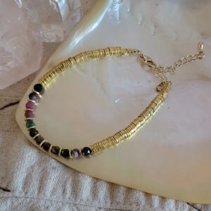 Lila-in-the-sky-armband-turmalin-gitane-2 Armband mit verschiedenfarbigen Turmalin Edelsteinen und vergoldeten Elementen