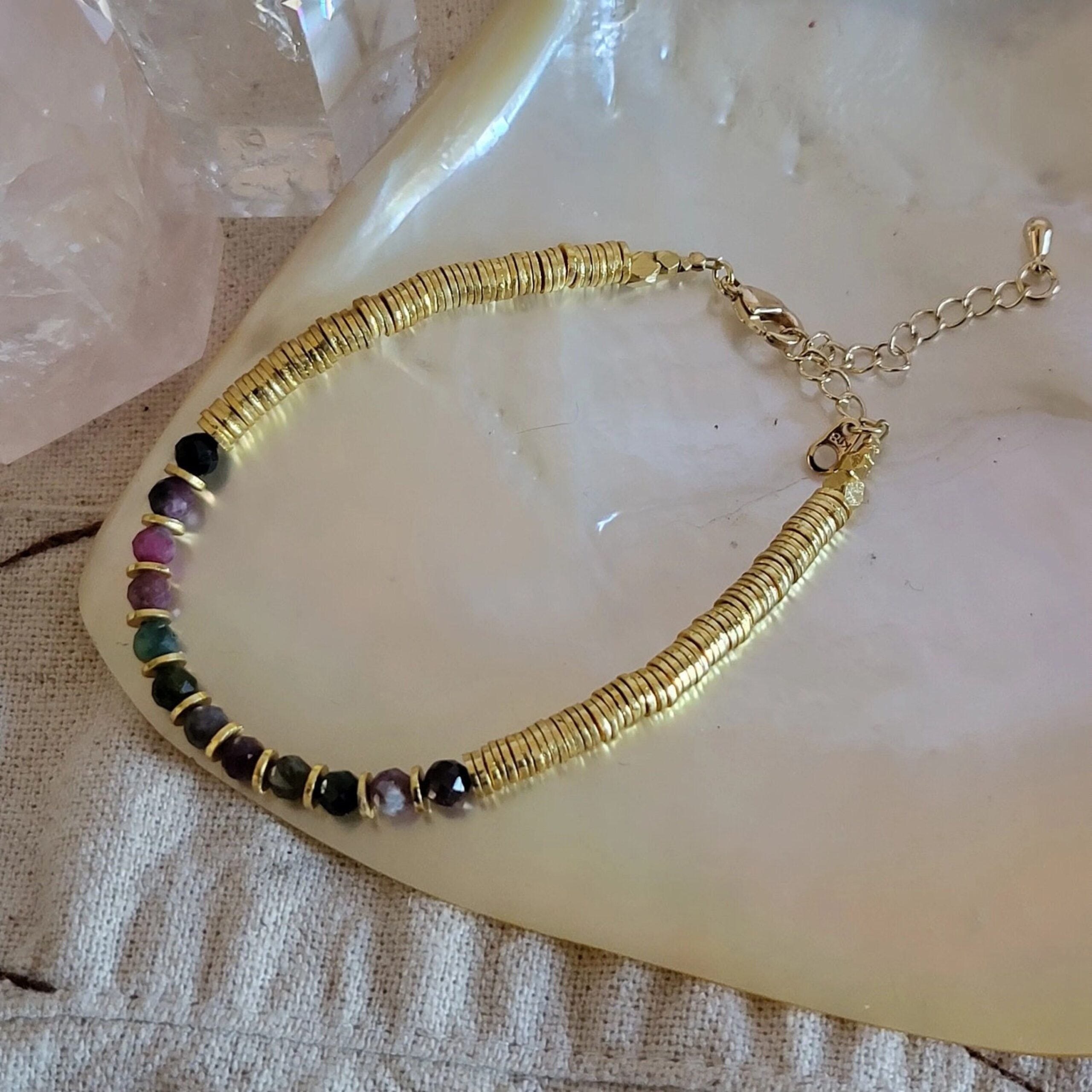 Lila-in-the-sky-armband-turmalin-gitane-2 Armband mit verschiedenfarbigen Turmalin Edelsteinen und vergoldeten Elementen