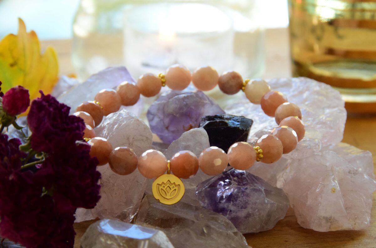 Sonnenstein-Armband dekoriert mit Kerzen und Kristallsteinen