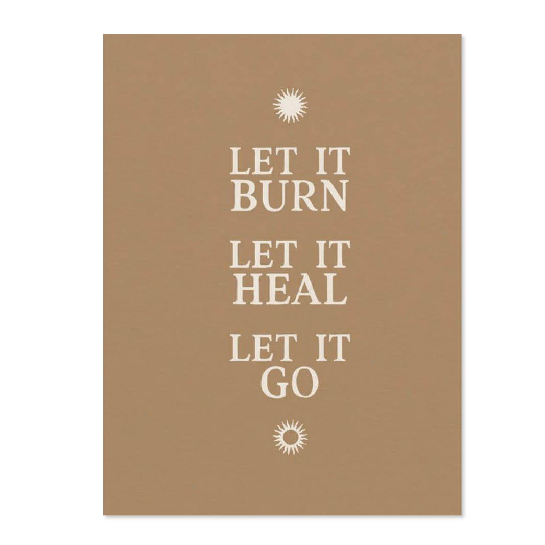 Postkarte Let it burn, let it heal, let it go auf braunem Hintergrund