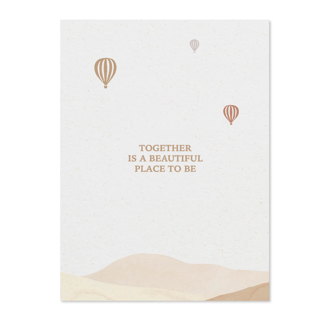 postkarte-together-is-a-beautiful-place Postkarte aus Naturpapier mit Aquarellzeichnung Heißluftballone. In warmen Braun- und Beigetoenen