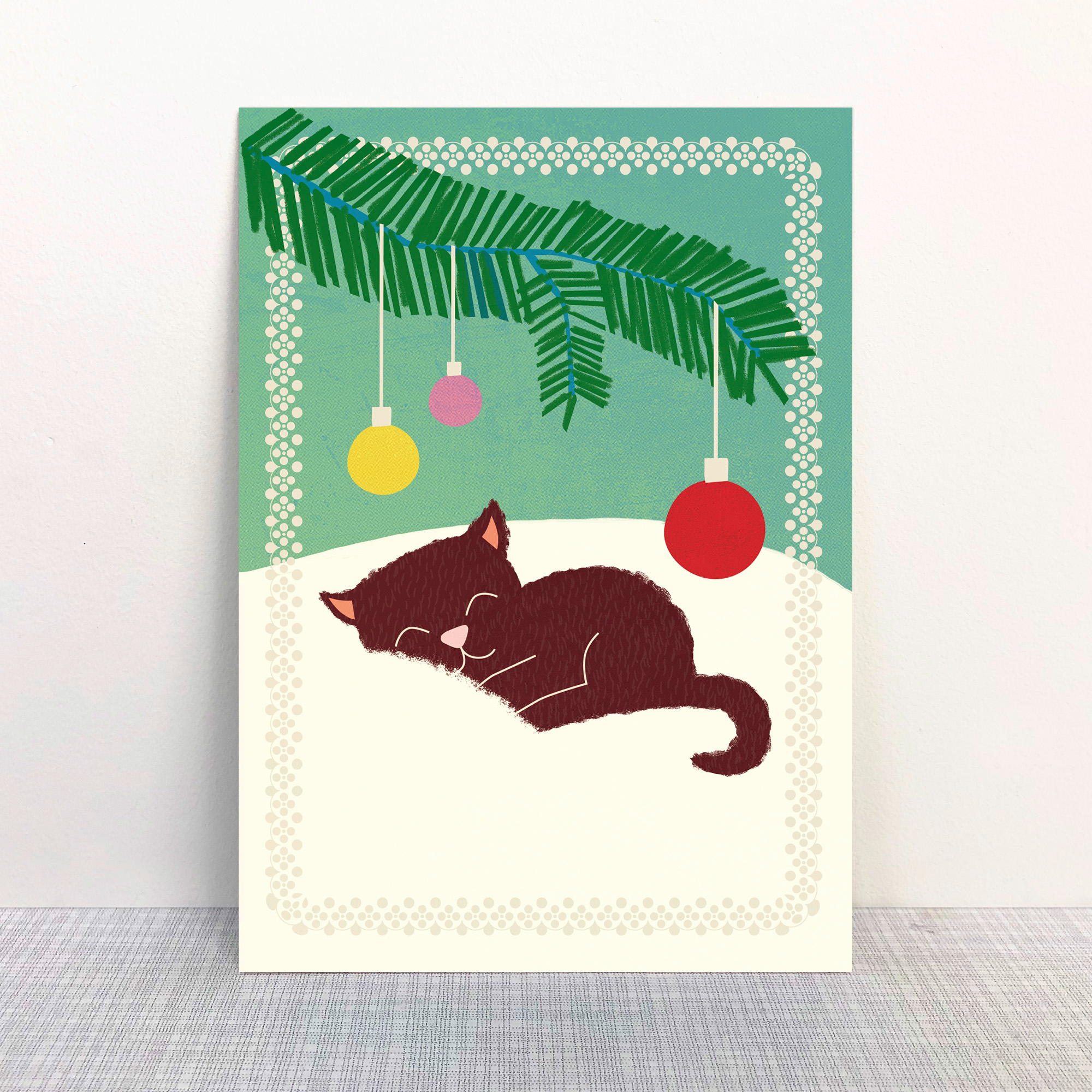 Illustrierte Postkarte mit schlafender Katze unter einem Tannenzweig