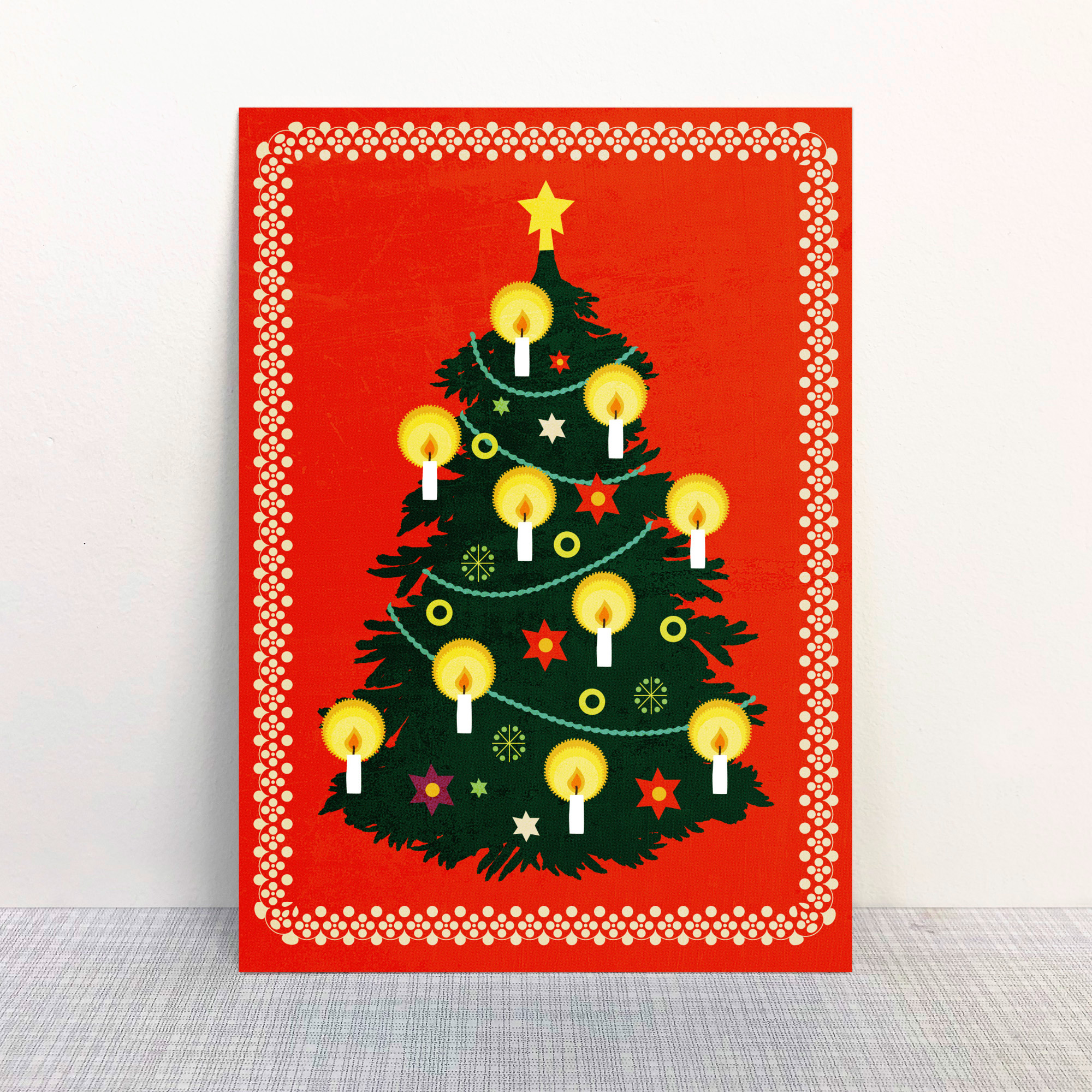 XMS-005_Monimari_Postkarte_Weihnachtsbaum_shop Illustrierter Christbaum vor rotem HIntergrund
