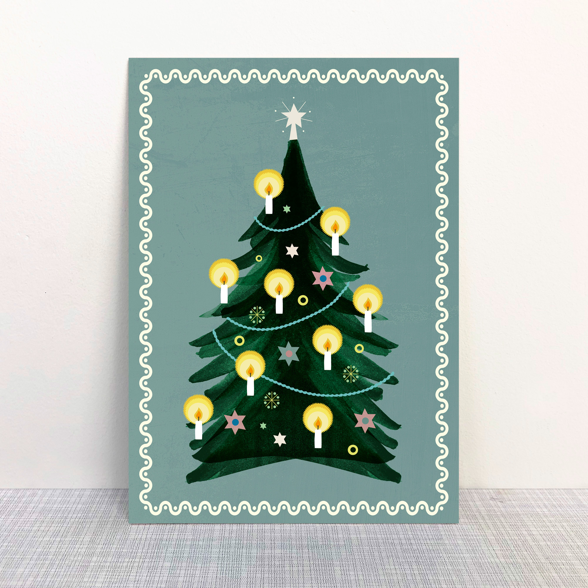 Illustrierte Weihnachtskarte mit Christbaum vor blauem Hintergrund