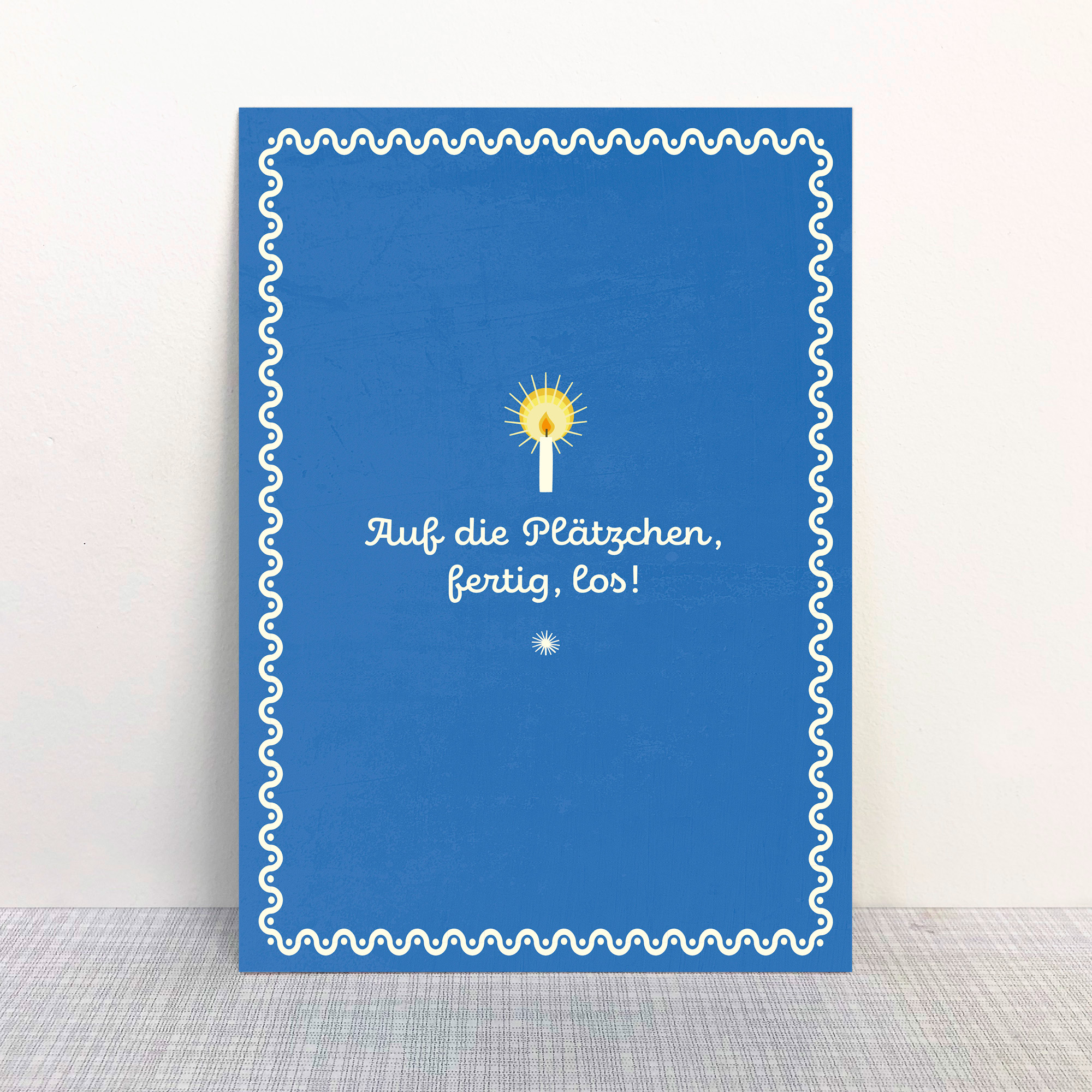 Monimari_Postkarte_Weihnachten_Auf die Plaetzchen Blaue illustrierte Weihnachtspostkarte Auf die Plätzchen fertig los
