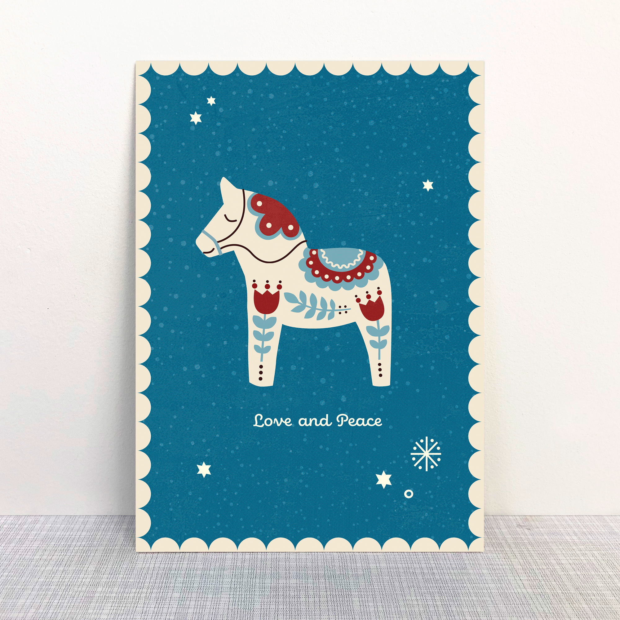 XMS-042_Monimari_Postkarte_LoveandPeace_shop Illustrierte Weihnachstkarte mit Schaukelpferd Motiv. Text Love and Peace