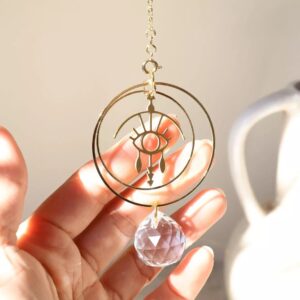rayonne-suncatcher-wonder-2 Suncatcher aus Kristall mit Schützendes-Auge-Symbol aus Messing