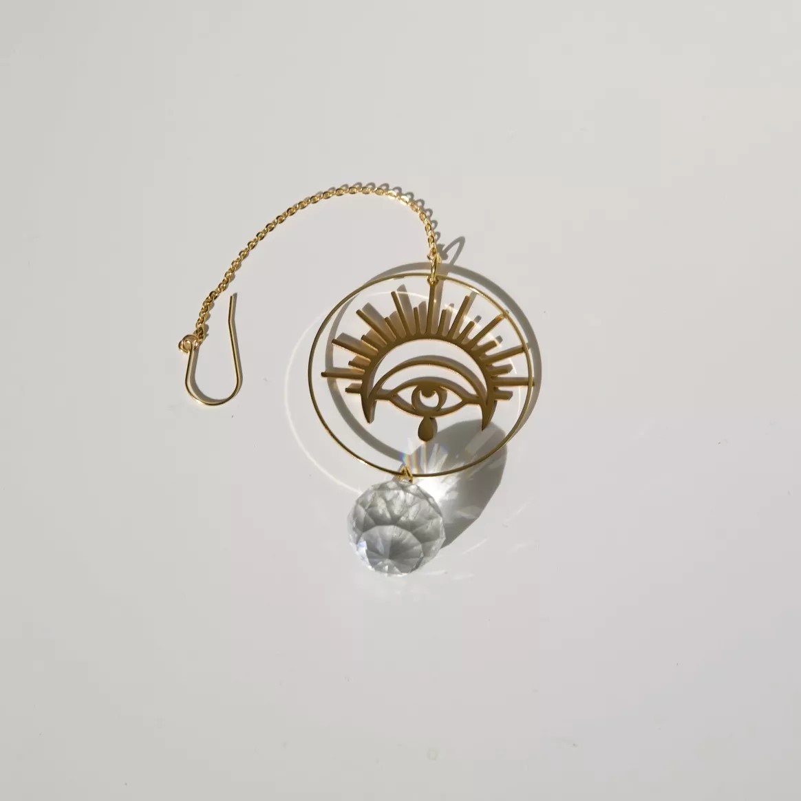 rayonne-suncatcher-wonder-3 Suncatcher aus Kristall mit Schützendes-Auge-Symbol aus Messing