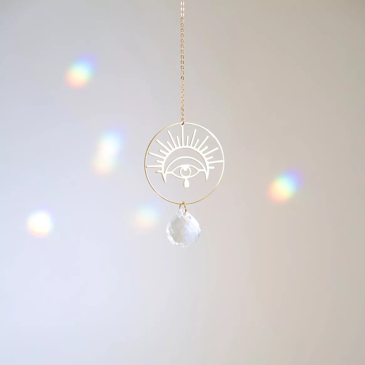 rayonne-suncatcher-wonder-4 Suncatcher aus Kristall mit Schützendes-Auge-Symbol aus Messing