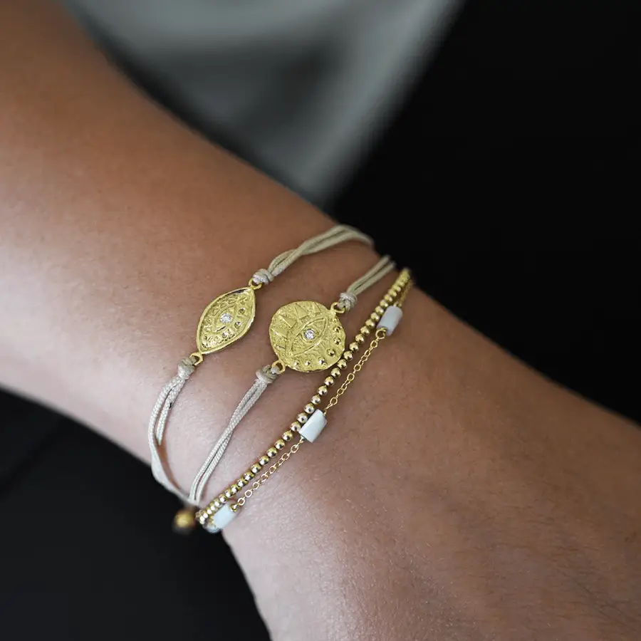 seelenanker-rundaugen-armband-1 Frauenarm mit verschiedenen goldenen Armbändern